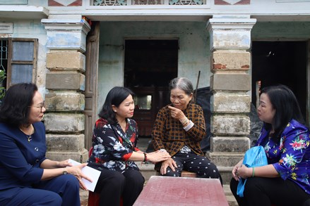 Phó Chủ tịch Ủy ban Trung ương MTTQ Việt Nam, Chủ tịch Hội LHPN Việt Nam Nguyễn Thị Tuyến thăm hỏi hội viên, phụ nữ, trẻ mồ côi vùng lũ Đắk Lắk